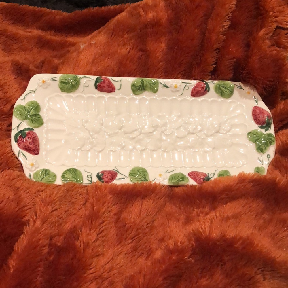 🍓🍃Stunning hand painted ceramic serving piece🌼